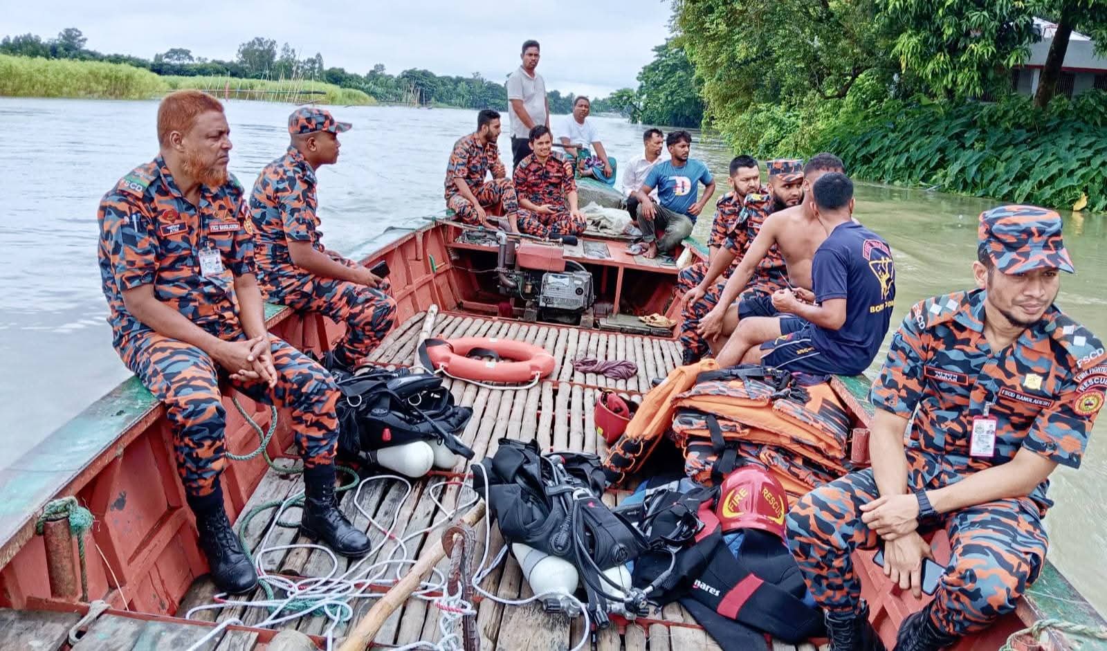 টঙ্গিবাড়ীতে দিনভর আভিযানেও খোজঁ মেলেনি পানিতে পরে নিখোঁজ ট্রলার মাঝির