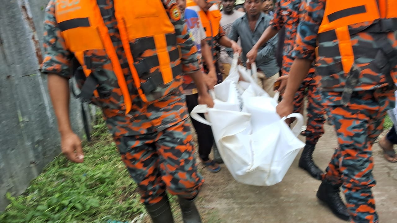 মুন্সীগঞ্জের সিরাজদিখানে নৌকা বাইচ প্রতিযোগিতা দেখতে গিয়ে ট্রলারের নীচে পরে রিফাত (১২) নামের এক কিশোর নিখোঁজের ১ দিন পর তার লাশ উদ্ধার