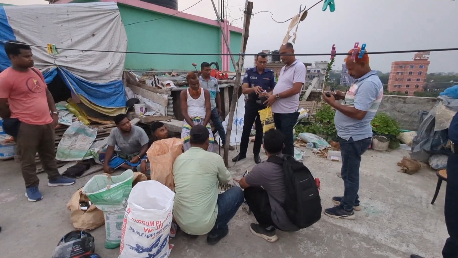 মুন্সীগঞ্জে ফ্ল্যাট বাসা থেকে অ-স্ত্র, বোমা তৈরির সরঞ্জাম ও নগদ টাকাসহ গ্রেপ্তার ৩ 