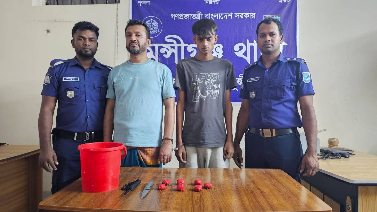 মুন্সিগঞ্জে সেনাবাহিনী ও পুলিশের যৌথ অভিযানে অস্ত্র ও ককটেল উদ্ধার গ্রেপ্তার ২