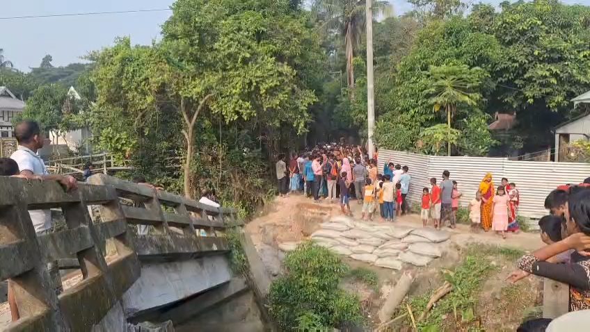 ভোরের সূর্য উঠতেই তৎপর মিজানুর রহমান সিনহা, পরিদর্শন করলেন স্কুল ও ভাঙা ব্রিজ