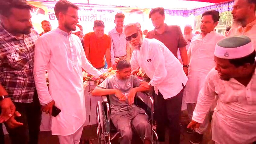 মুন্সিগঞ্জে শিক্ষার্থী ও অসহায়দের হাতে উপহার বিতরণ