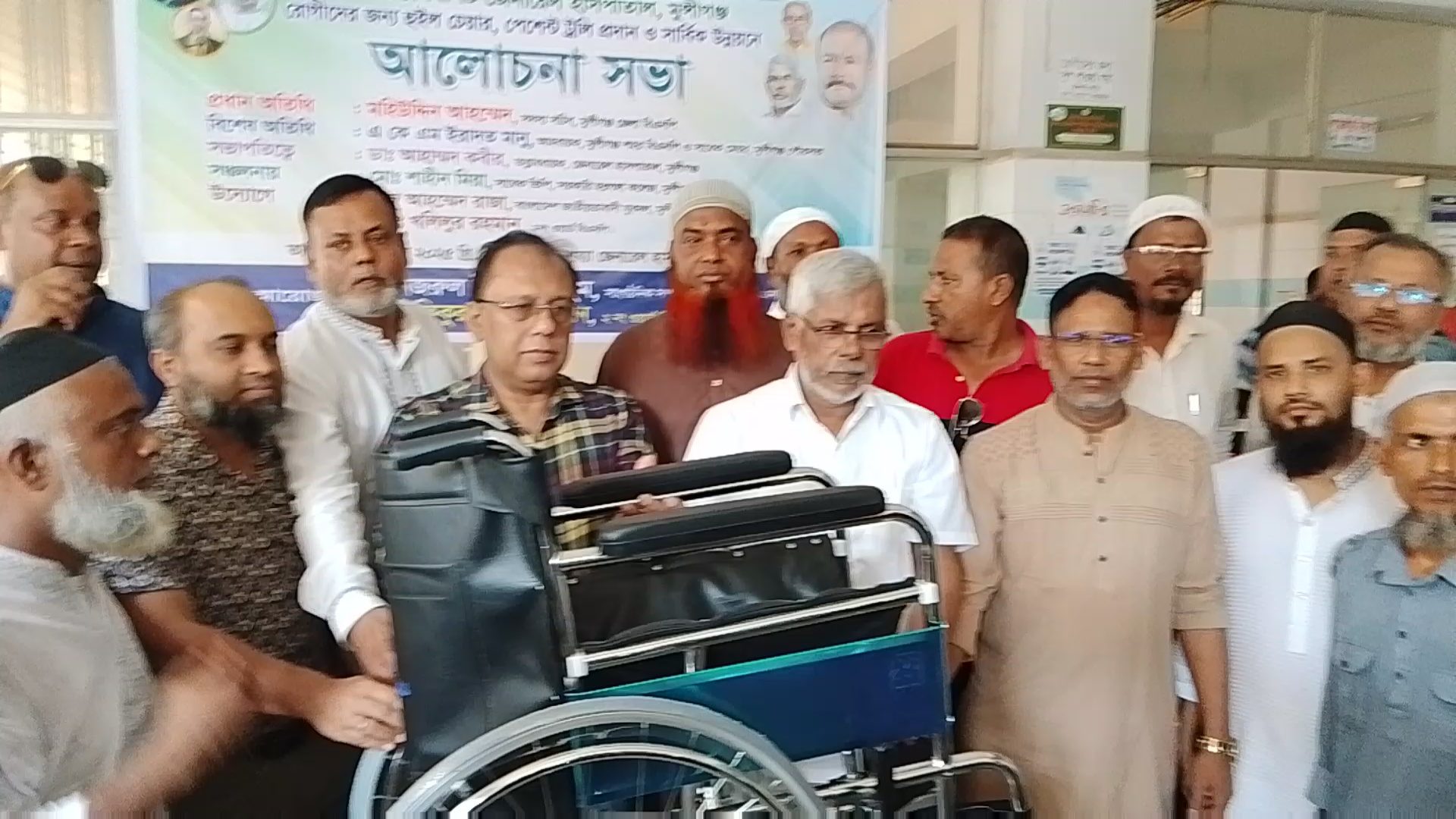 মুন্সীগঞ্জ জেনারেল হাসপাতালে আগত রোগীদের সুভিধার্তে ৫টি হুইল চেয়ার ৪টি ট্রলি প্রদান ।