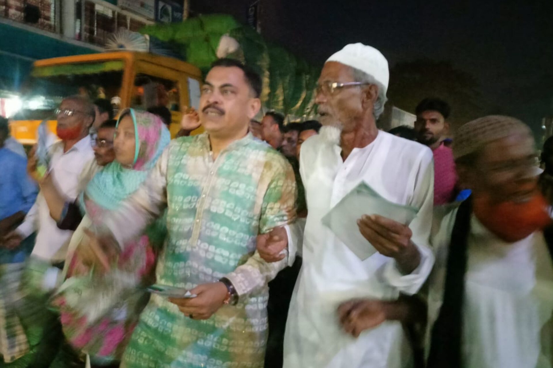 চিনাটোলা বাজারে গণসংযোগ ও পথসভা করলেন মনোনয়ন প্রত্যাশী কামরুজ্জামান শাহীন