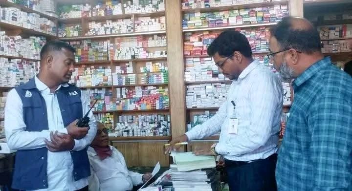মুন্সীগঞ্জে টঙ্গীবাড়ী মেয়াদোত্তীর্ণ ওষুধ ফার্মেসি তে বিক্রির জন্য প্রদর্শন ও সংরক্ষণ করার দায়ে জরিমানা