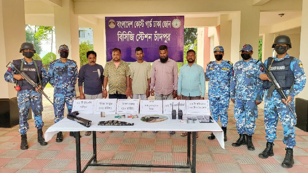 চাঁদপুরে মোহনপুরে অস্ত্রসহ ডাকাত দলের ৫ সদস্য আটক