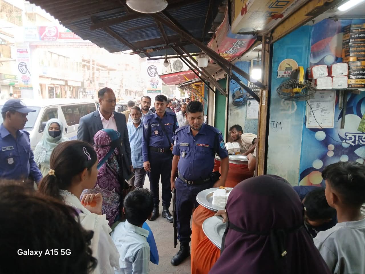 মুন্সীগঞ্জ পৌর এলাকায় ফুটপাত দখলকারীদের বিরুদ্ধে মোবাইল কোর্ট
