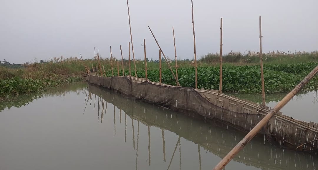 টঙ্গীবাড়ীতে পদ্মার শাখা খালে বাঁধ দিয়ে নৌযান চলাচলে বাধা