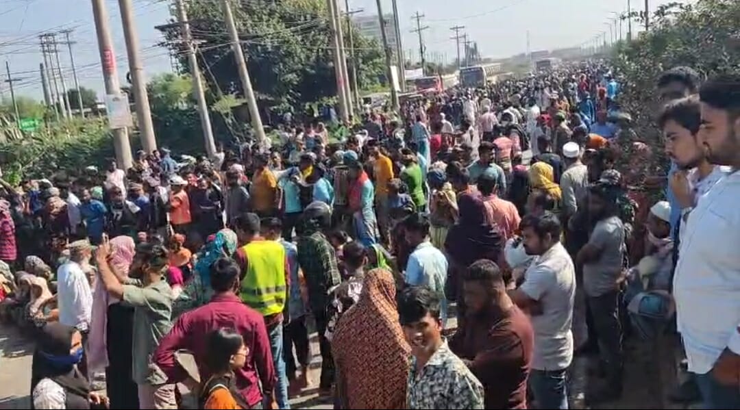 ইটভাটা সচল করার দাবিতে মহাসড়ক অবরোধ 