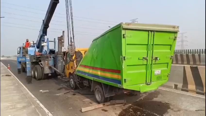 ঢাকা-মাওয়া এক্সপ্রেসওয়ের সার্ভিস লেনে কাভার্ড ভ্যান উল্টে আহত ২