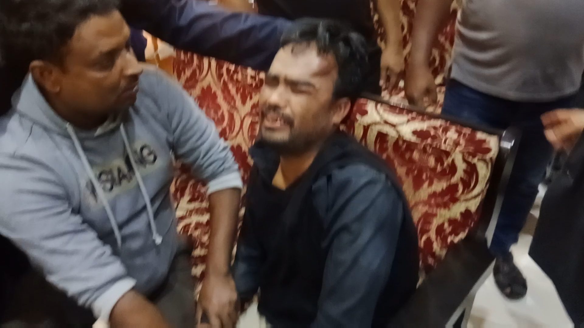 মুন্সীগঞ্জে শিক্ষার্থীকে ধর্ষণ চেষ্টার অভিযোগে শিক্ষককে গণপিটুনি ও থানায় অভিযোগ 