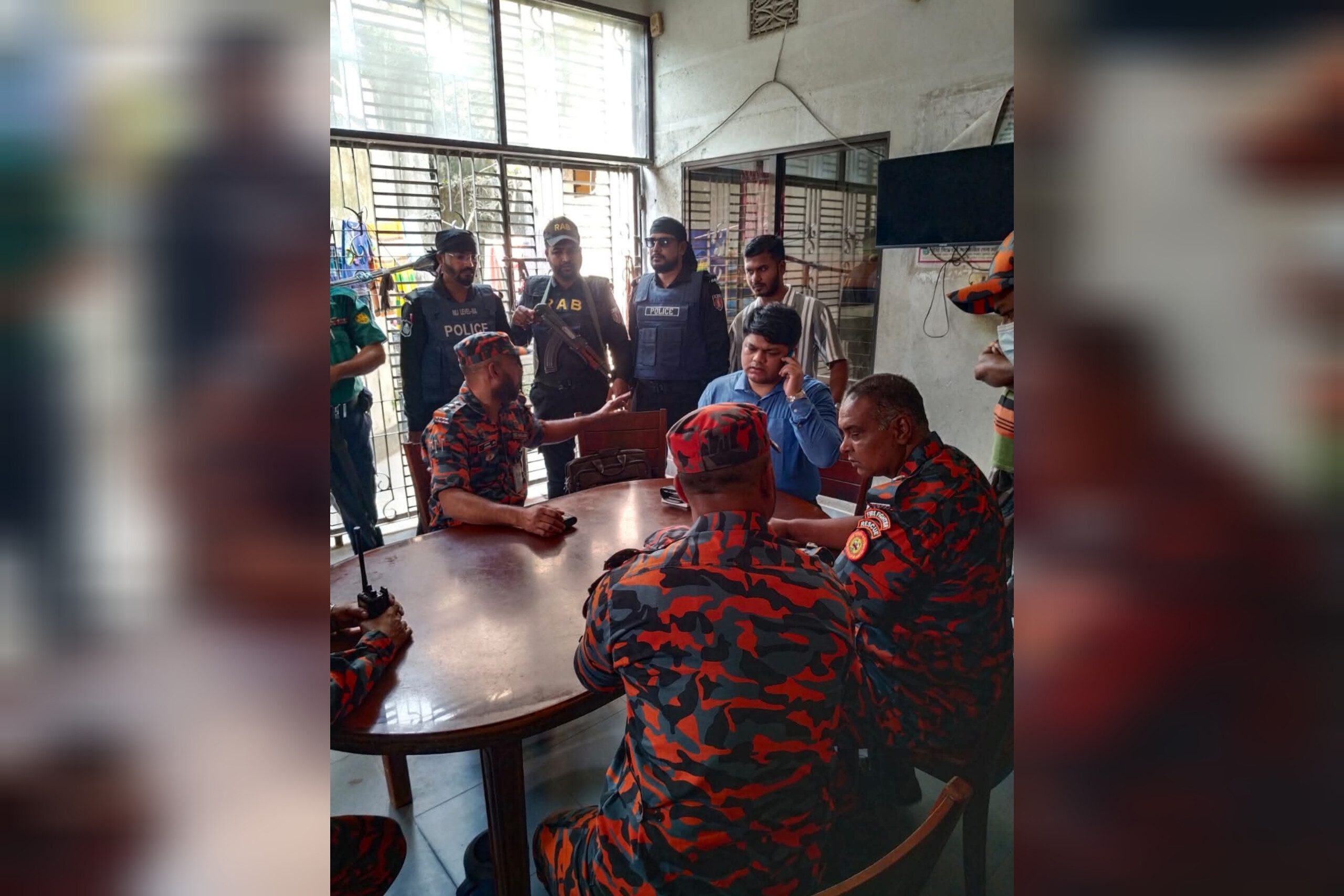 রাজধানীর সূত্রাপুরে র‌্যাবের ভ্রাম্যমান আদালত কর্তৃক ৬ জন’কে কারাদন্ড ও অর্থদন্ড এবং ৫০ টন কেমিক্যাল জব্দসহ সীলগালা।