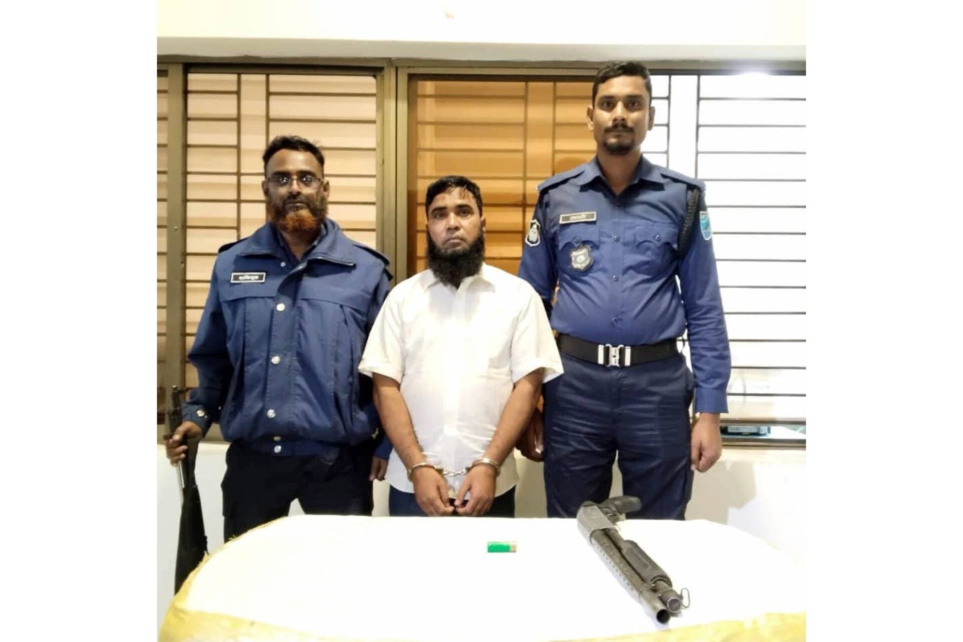 মুন্সীগঞ্জে থানা থেকে লুট হওয়া অস্ত্রসহ আটক-১