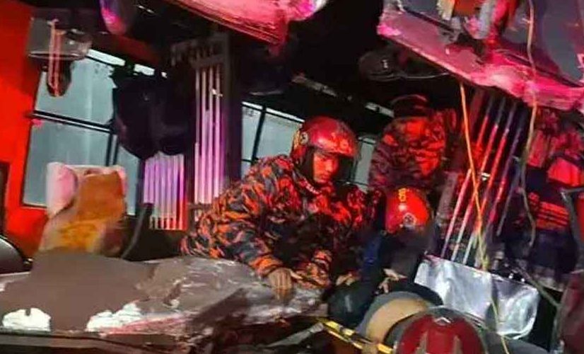 ঢাকা-মাওয়া এক্সপ্রেসওয়েতে যাত্রীবাহী বাস-ট্রাকের সংঘর্ষে কমপক্ষে আহত ১০