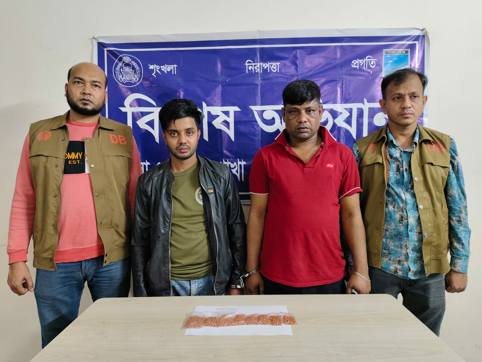 সাভারে ইয়াবাসহ দুই মাদক ব্যবসায়ী গ্রেফতার