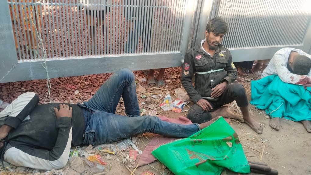 মুন্সীগঞ্জে দেশীয় অস্ত্রসহ তিন নৌ–ডাকাত আটক