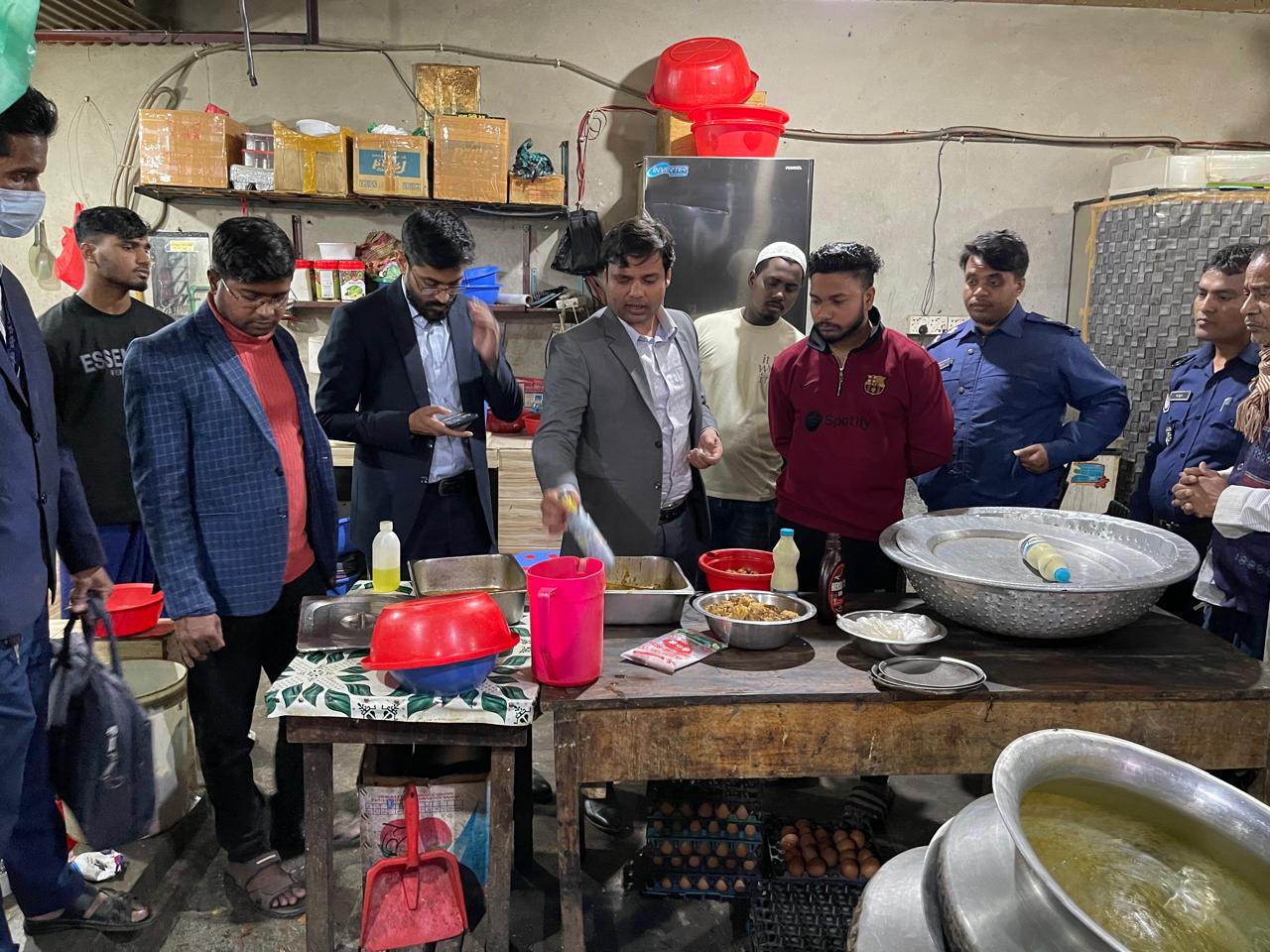 গজারিয়ায় ভ্রাম্যমাণ আদালতে দুই হোটেল রেস্তোরেন্ট কে অর্থদন্ড, 