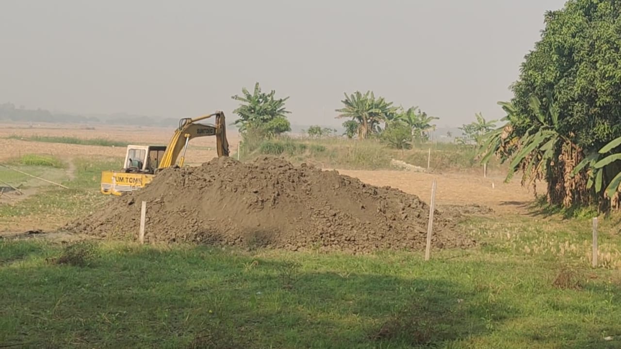 টঙ্গীবাড়ীতে বসতি নেই, মানুষ নেই—তবুও সরকারি টাকায় রাস্তা!