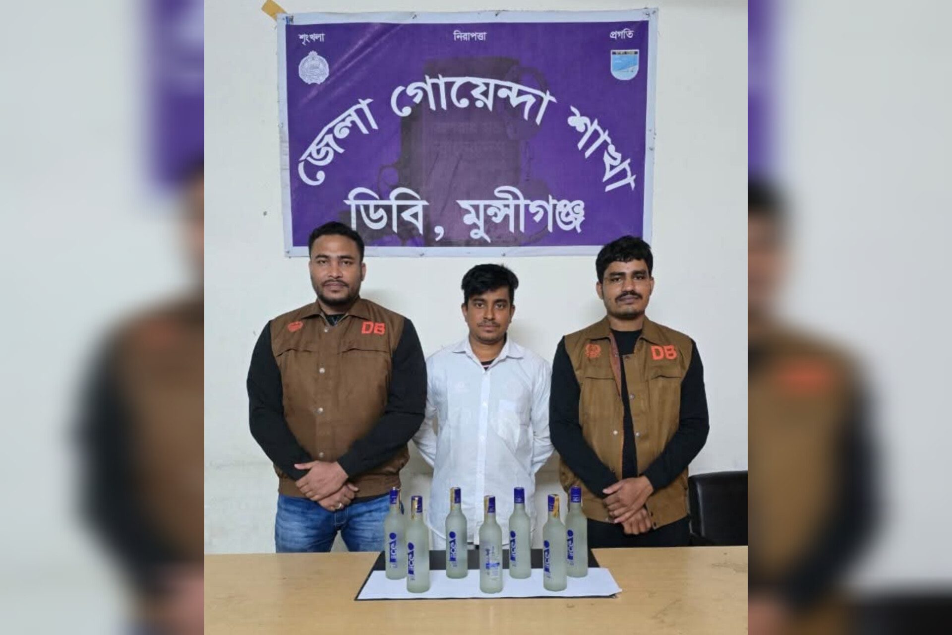 মুন্সীগঞ্জে ডিবি পুলিশের অভিযানে ভদকা উদ্ধার, একজন গ্রেফতার