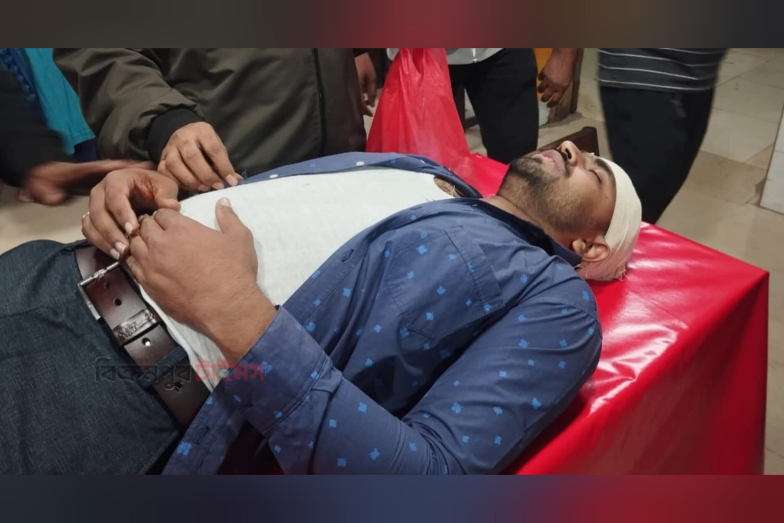 মুন্সীগঞ্জে সিরাজদিখানে সাংবাদিকের জমি দখলে নিতে মাথা ফাটালো প্রতিপক্ষের লোকজন