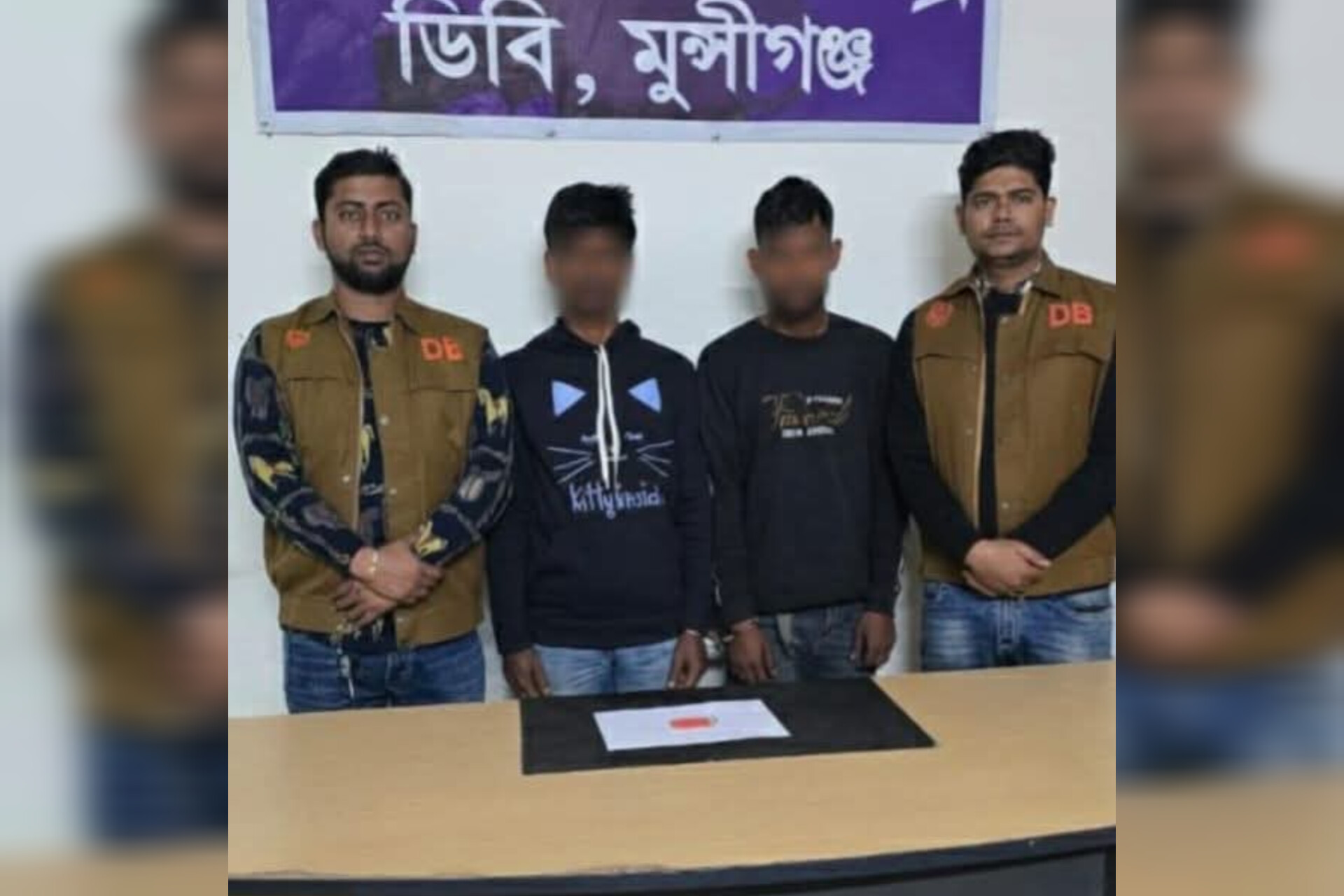 “জেলা গোয়েন্দা শাখা (ডিবি) এর বিশেষ অভিযানে ইয়াবাসহ দুইজন গ্রেফতার।”