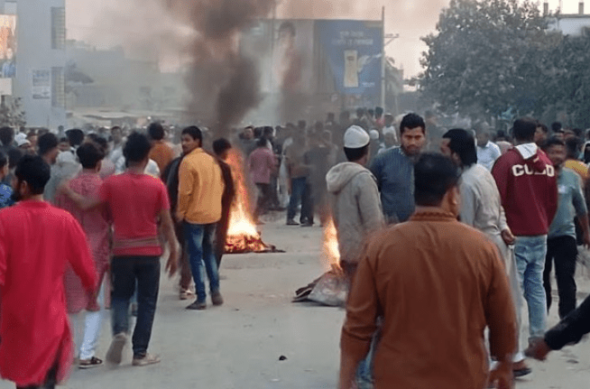 মুন্সীগঞ্জে বিএনপির প্রার্থী পরিবর্তনের দাবিতে মুক্তারপুর সেতুতে আগুন জ্বালিয়ে বিক্ষোভ ।