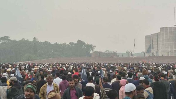খালেদা জিয়ার জানাজায় অংশ নিতে আসা মানুষ। আজ বুধবার দুপুরের দিকে বিজয় সরণি এলাকায়