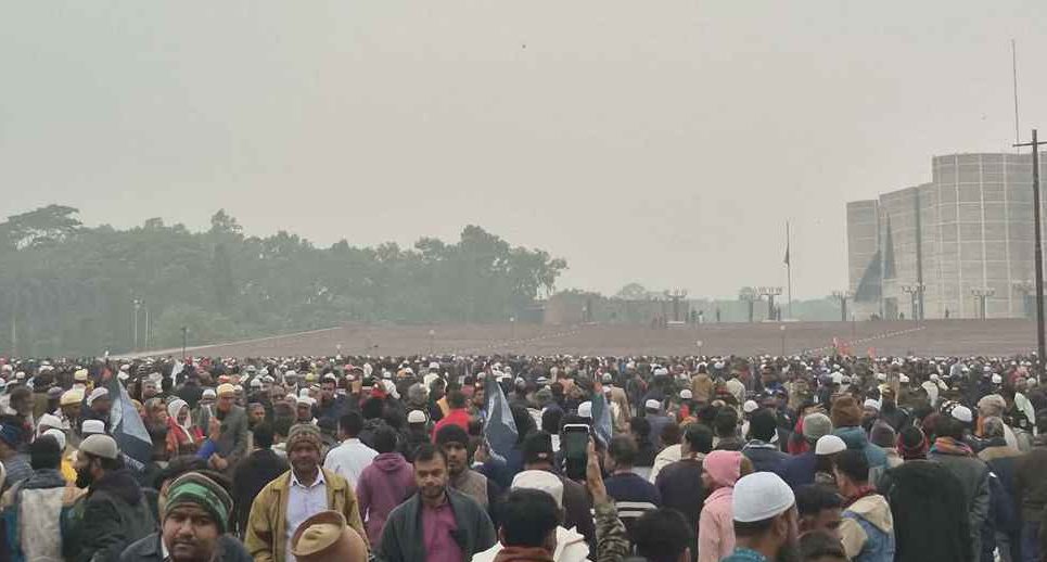 জানাজায় যোগ দিতে মানুষের ঢল ‘খালেদা জিয়া একটা অনুভূতির নাম’