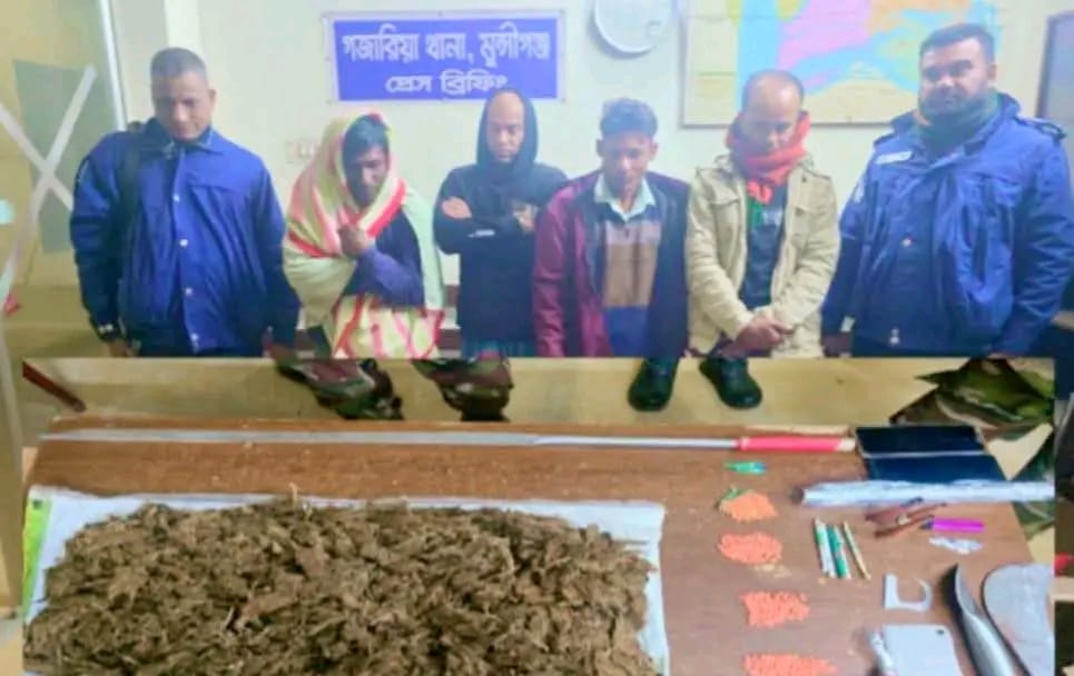 মুন্সীগঞ্জে দেশীয় অস্ত্র ও মাদকসহ আটক-৪