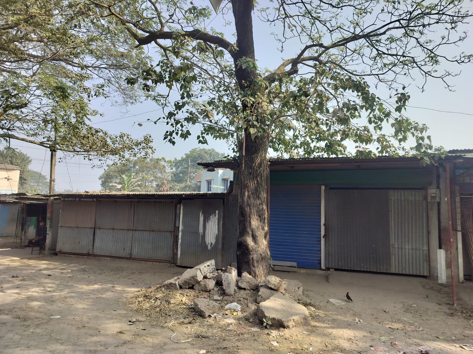 গজারিয়ায় গ্যারেজের তালা কেটে অটোরিকশার ব্যাটরি চুরি ।