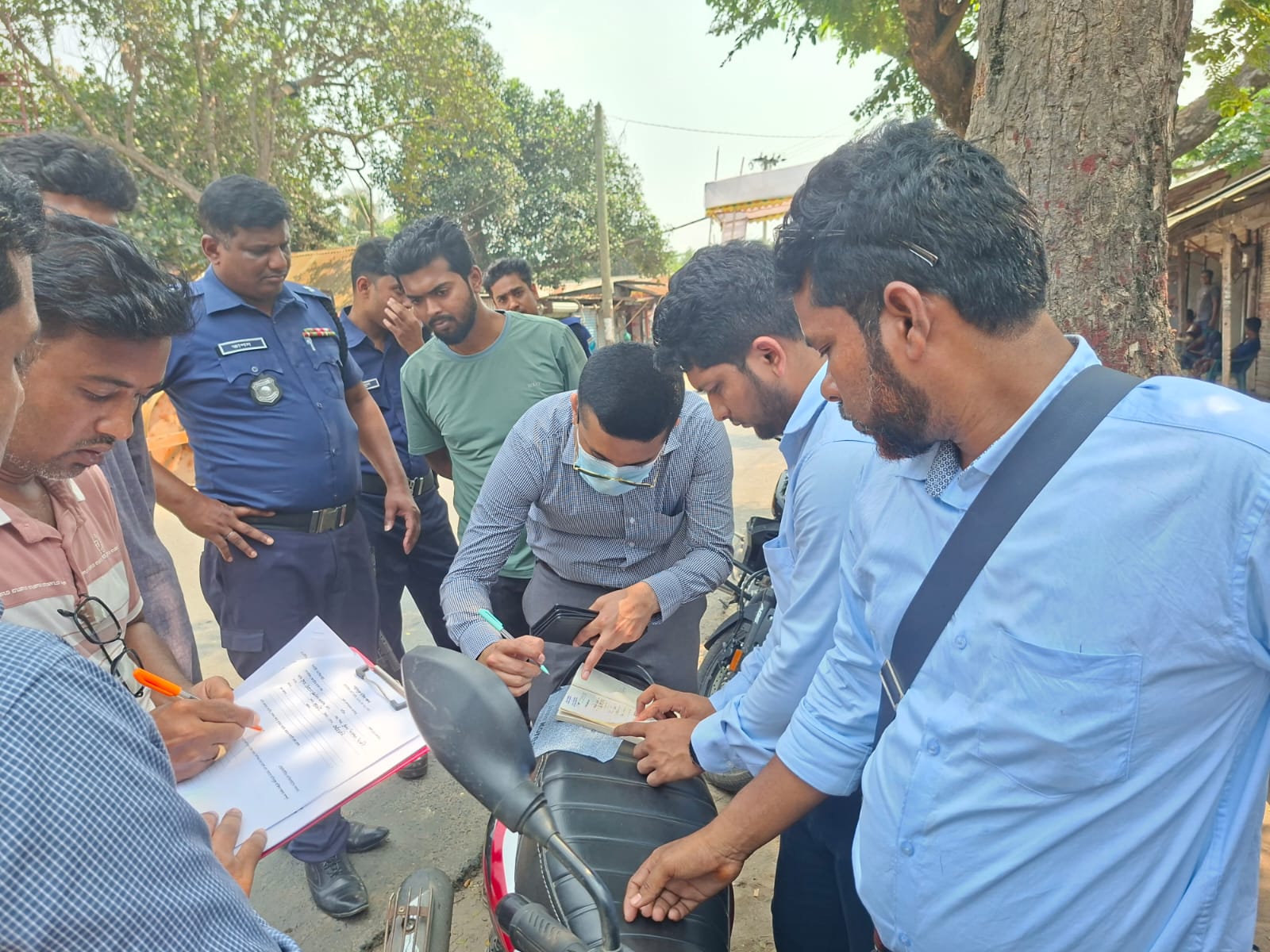 মুন্সীগঞ্জে মোবাইল কোর্টে অভিযান: অতিরিক্ত দামে ডিজেল বিক্রি ও সড়ক আইন লঙ্ঘনে জরিমানা
