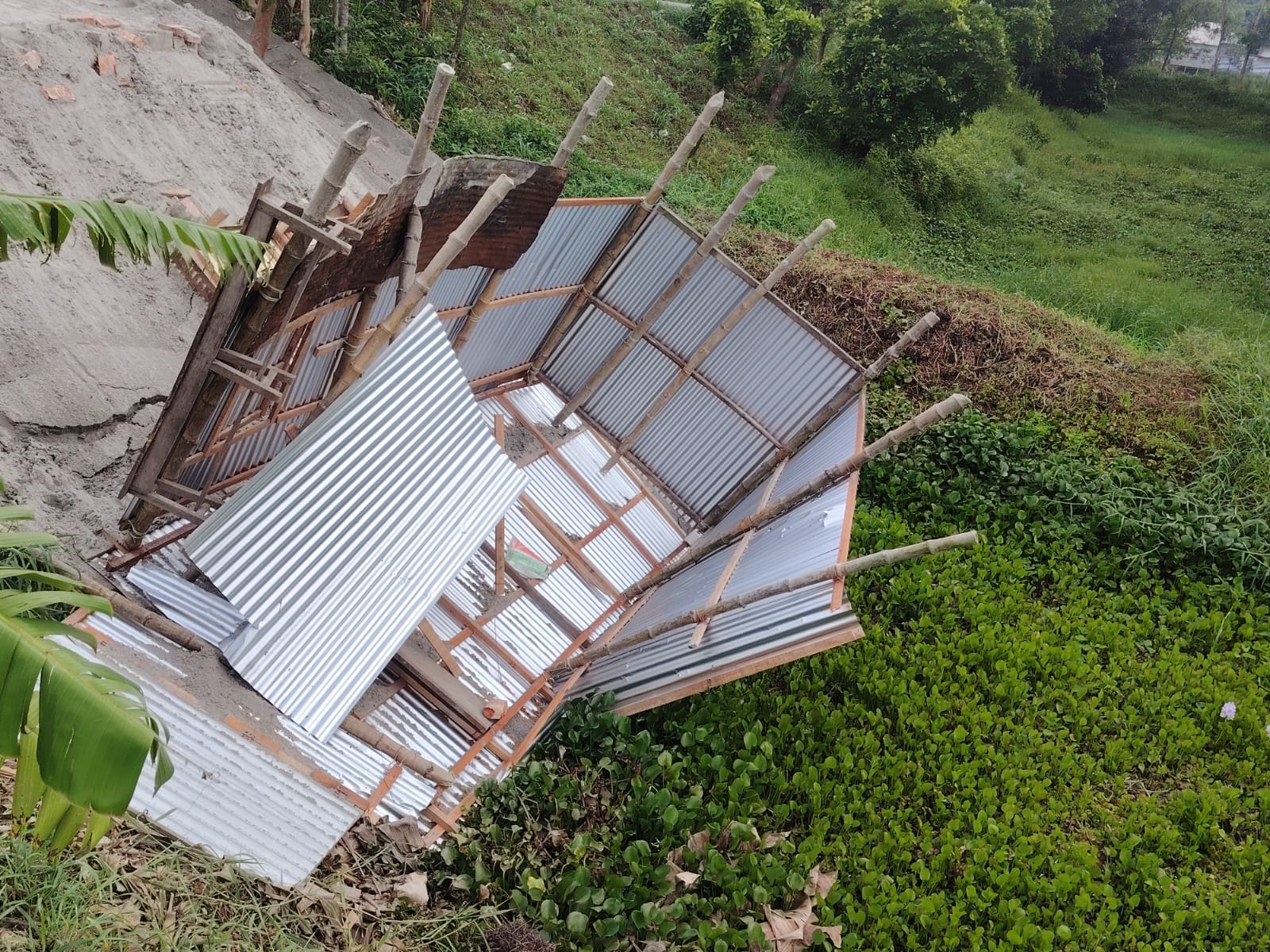 টঙ্গীবাড়ীতে রাতের আধারে মুদি দোকানির ঘর ফেলা হলো পুকুরে ।