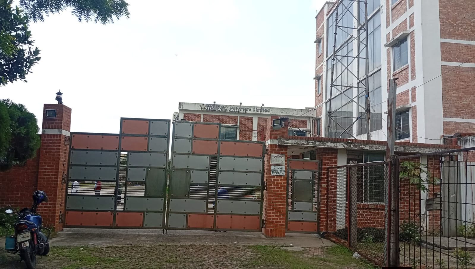 গজারিয়ায় ওয়ালপ্যাক পলিমারস লিমিটেডে ডাকাতির চেষ্টা, পুলিশ ও জনতার ধাওয়ায় ডাকাত দল পালিয়ে যায় । 