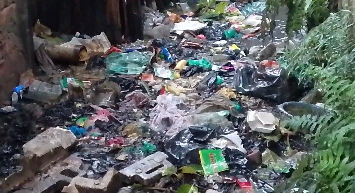 সুনামগঞ্জ পৌর শহরে ড্রেনেজ ব্যবস্থা নাগরিক দুর্ভোগের কারণ ময়লা আবর্জনায় অকার্যকর পানি নিষ্কাশ।