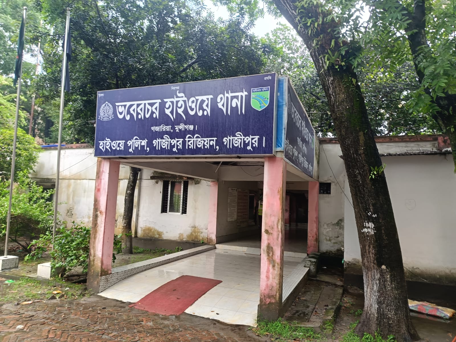 গজারিয়ায় ইউটার্নের নিতে গেলে লরির ধাক্কায় কাভার্ডভ্যান হেলপার নিহত , চালক আহত।