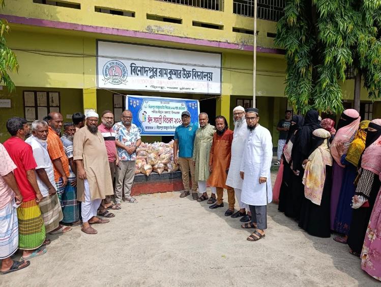 মুন্সীগঞ্জে বিনোদপুর রামকুমার উচ্চ বিদ্যালয় ১৯৯১ ব্যাচের উদ্যোগে ঈদ সামগ্রী বিতরণ ।