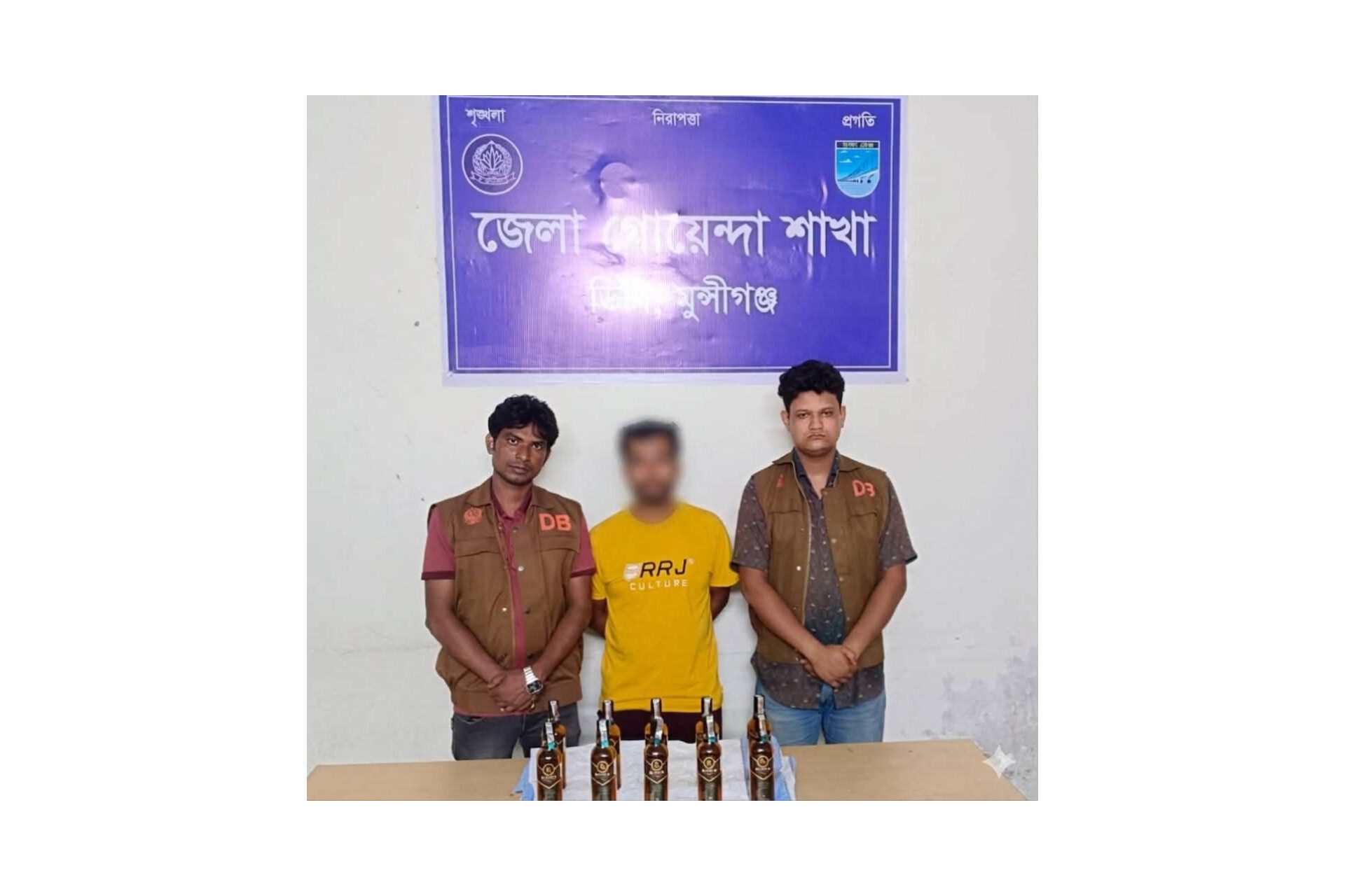 মুন্সীগঞ্জে ডিবি পুলিশের অভিযানে বিদেশি মদসহ গ্রেফতার ১