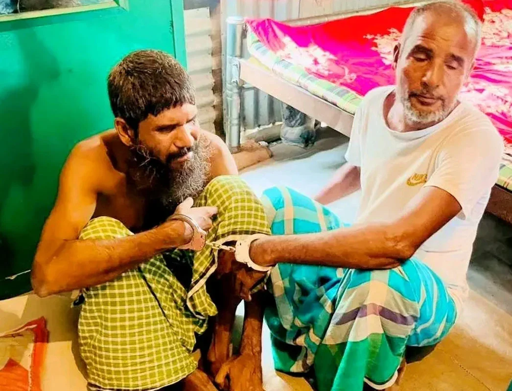 টঙ্গীবাড়িতে বৃদ্ধকে কুপিয়ে হত্যার অভিযোগে বাবা-ছেলে আটক