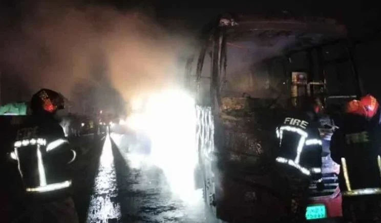 ঢাকা-মাওয়া এক্সপ্রেসওয়ের চলন্ত বাসে হঠাৎ আগুন, অল্পের জন্য রক্ষা পেলেন যাত্রীরা