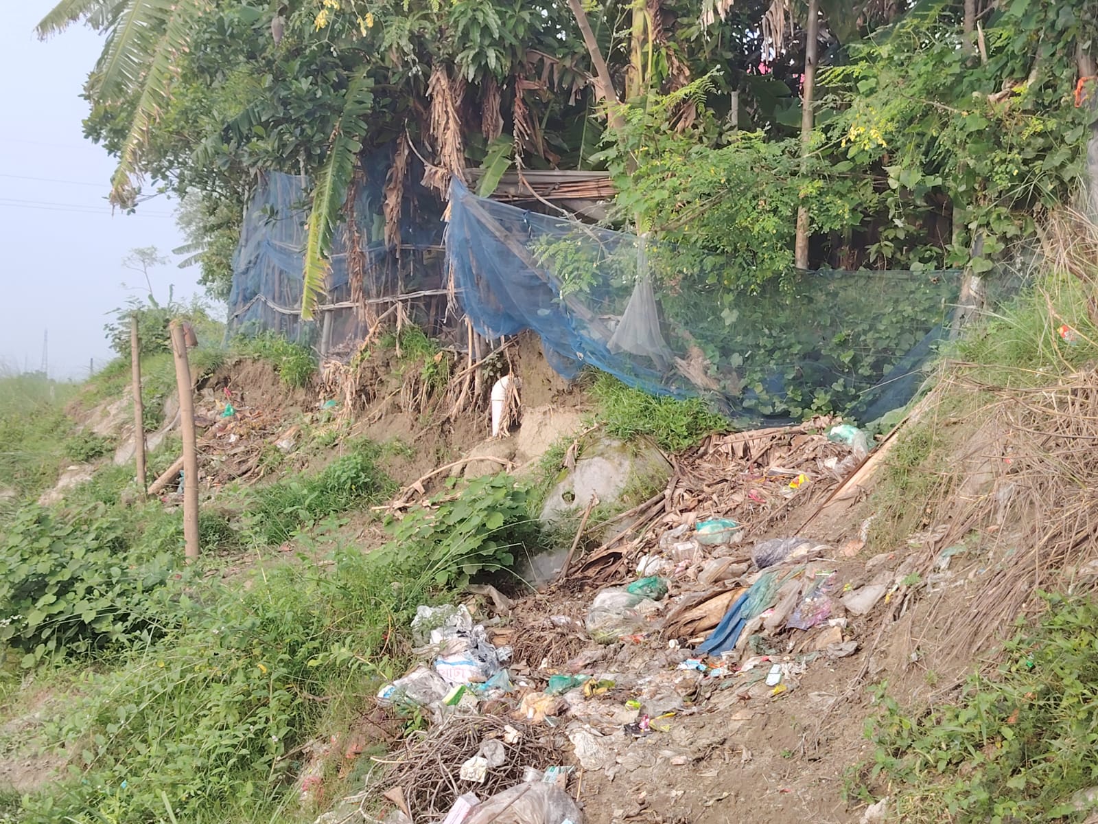 মুন্সীগঞ্জে নদীভাঙনের আতঙ্কে মিরকাদীমের আশ্রয়ণ প্রকল্পের বাসিন্দাদের  ঈদের আনন্দ ম্লান ।