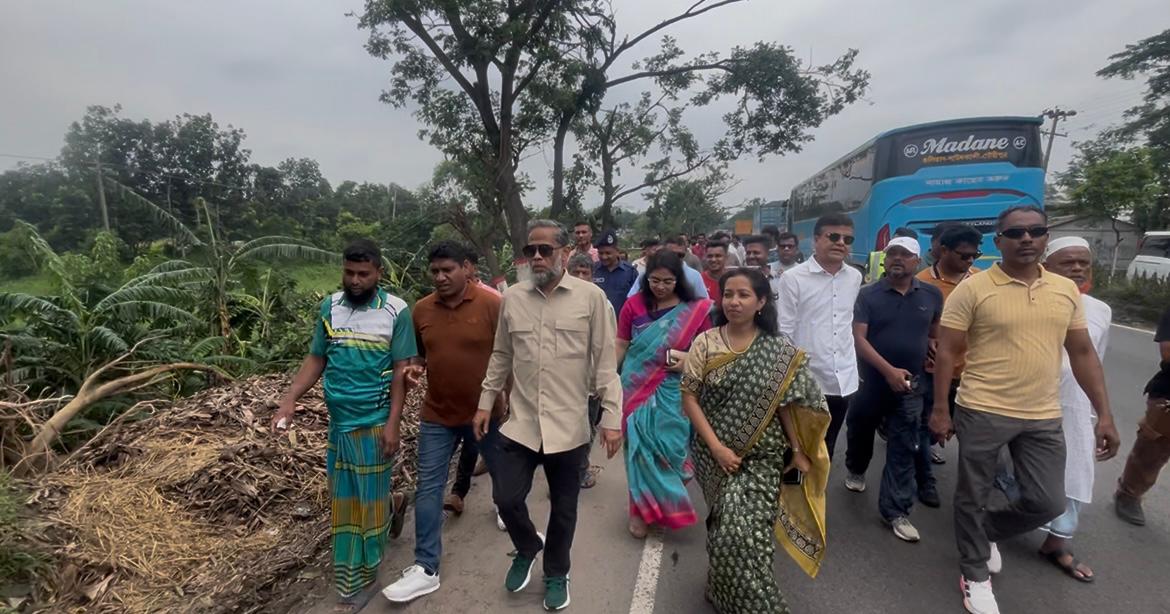 ঘূর্ণিঝড়ে ক্ষতিগ্রস্ত এলাকা পরিদর্শনে এমপি রতন, দ্রুত বিদ্যুৎ সরবরাহ স্বাভাবিক করার নির্দেশ