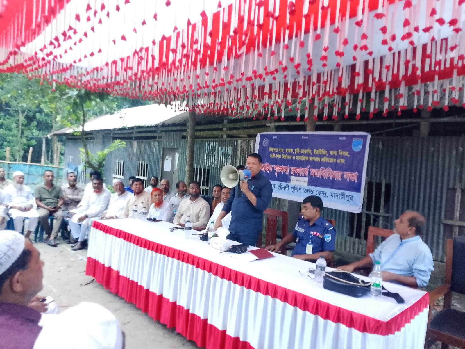 মাদারীপুরের শিরখাড়ায় আইন শৃঙ্খলা ও মাদকবিরোধী সচেতনতামূলক আলোচনা সভা।
