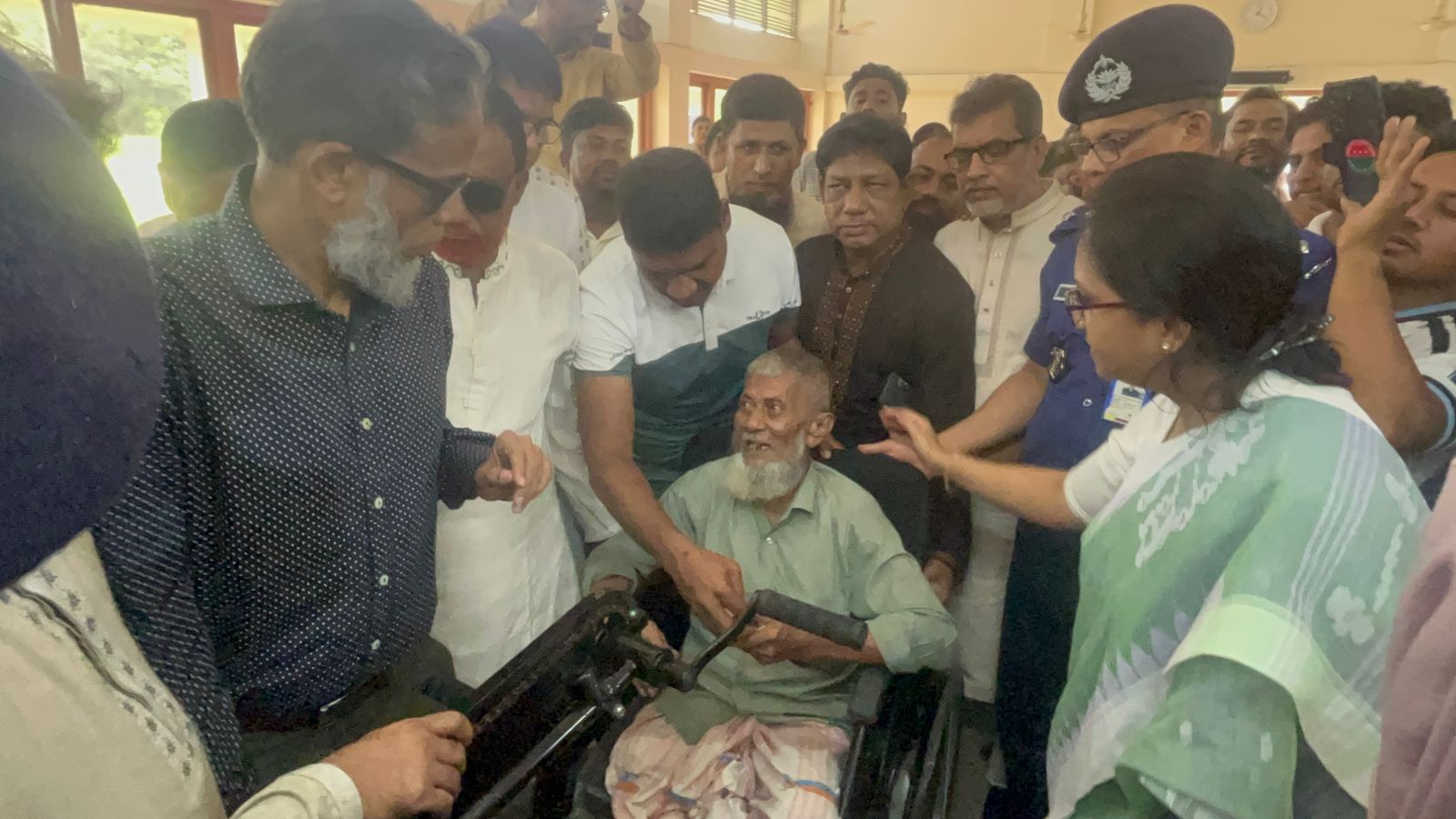 গজরিয়ায় প্রতিবন্ধীদের মাঝে হুইলচেয়ার বিতরণ করলেন প্রতিমন্ত্রী ফারজানা শারমীন
