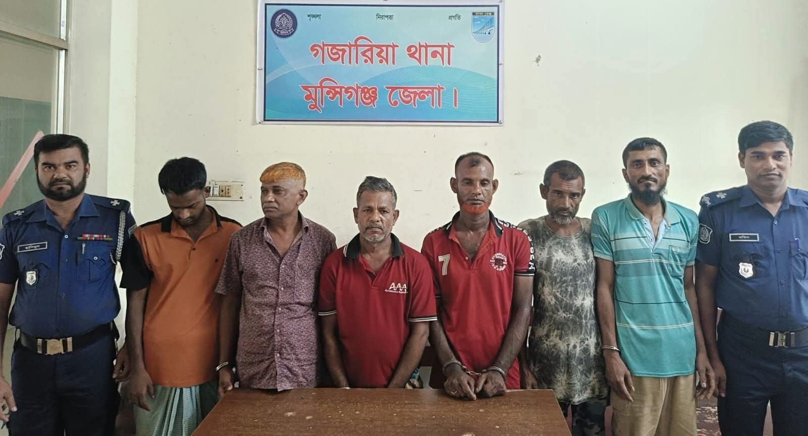 গজারিয়ায় পুলিশের বিশেষ অভিযানে ৮ আসামি গ্রেফতার