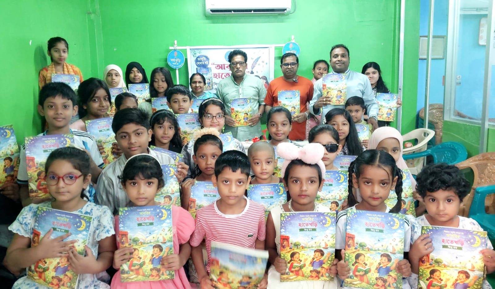 পিতা-মাতা ও সহকর্মীর হাতে মোড়ক উন্মোচন হলো জিতু রায়ের প্রথম গ্রন্থ ‘আবৃত্তির হাতেখড়ি’