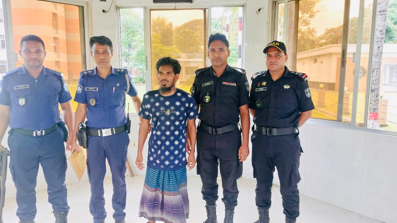 টঙ্গীবাড়ীতে ছাত্রকে বলাৎকারে ব্যর্থ হয়ে গলা কাটার চেষ্টা, ১১ দিন পর শিক্ষক গ্রেপ্তার
