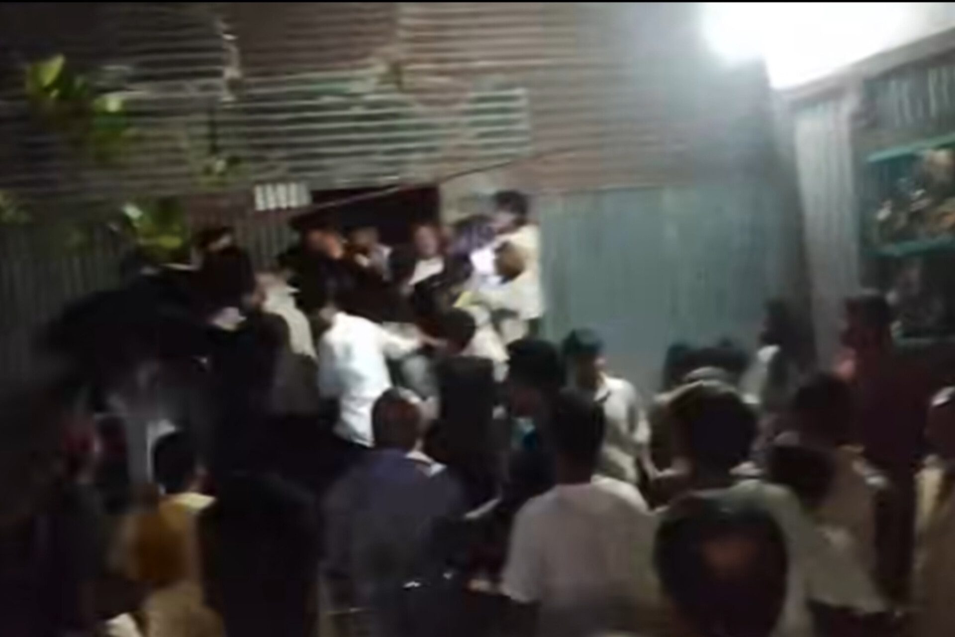 টঙ্গীবাড়ীতে গাড়ি ভাড়া নিয়ে বিরোধের জেরে বাড়িতে হামলা-ভাঙচুর, আহত কয়েকজন