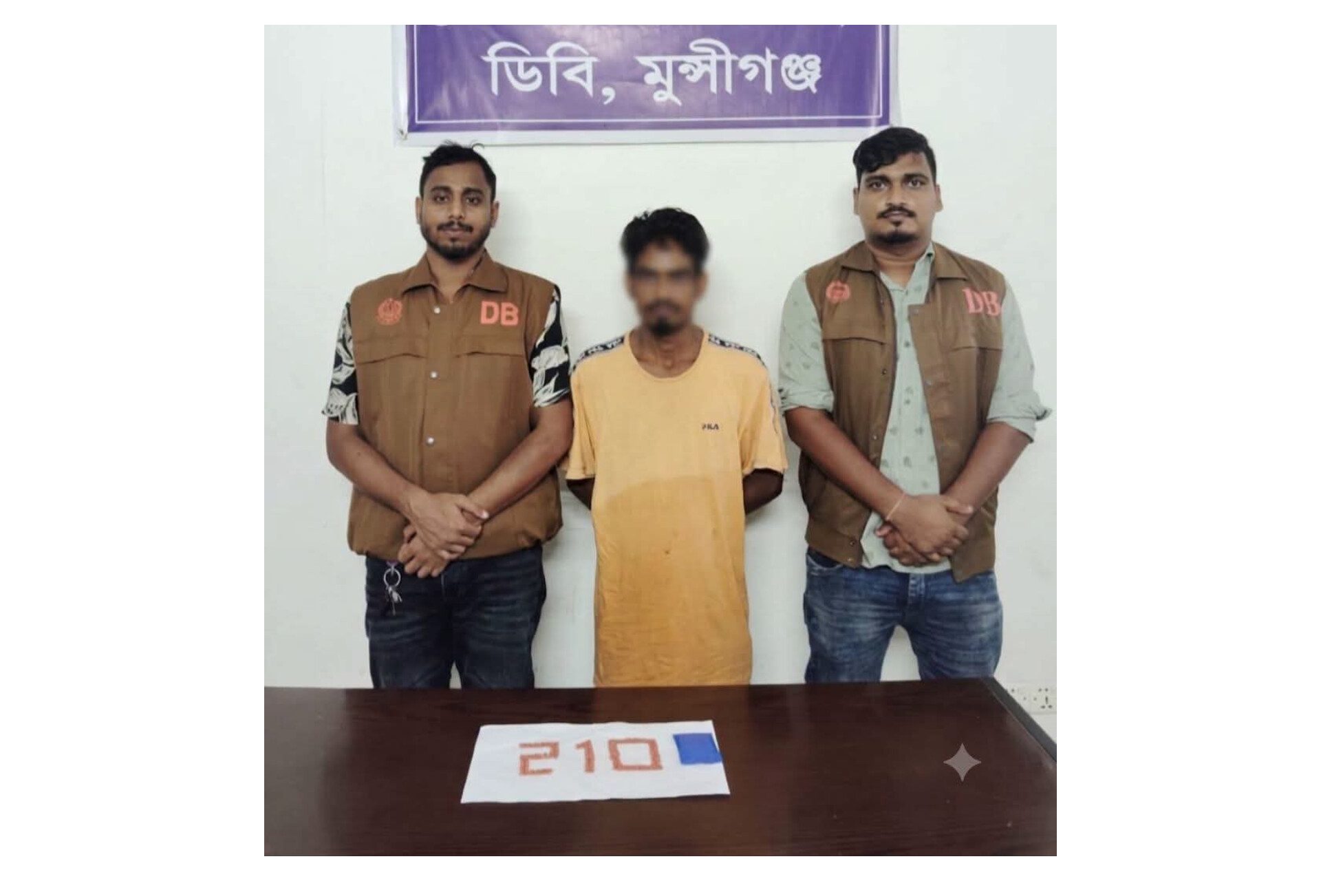 লৌহজংয়ে ডিবি পুলিশের অভিযানে ২১০ পিস ইয়াবাসহ যুবক গ্রেফতার