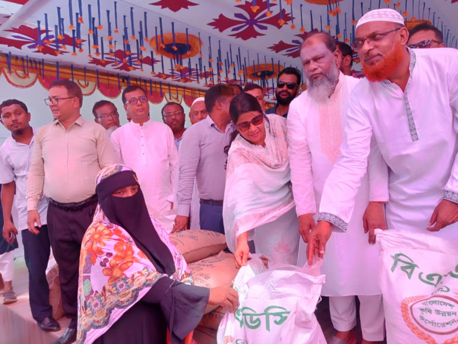 সিরাজদিখানে কৃষি প্রণোদনা কর্মসূচির উদ্বোধন, বিনামূল্যে বীজ-সার, চারা ও কৃষি উপকরণ বিতরণ