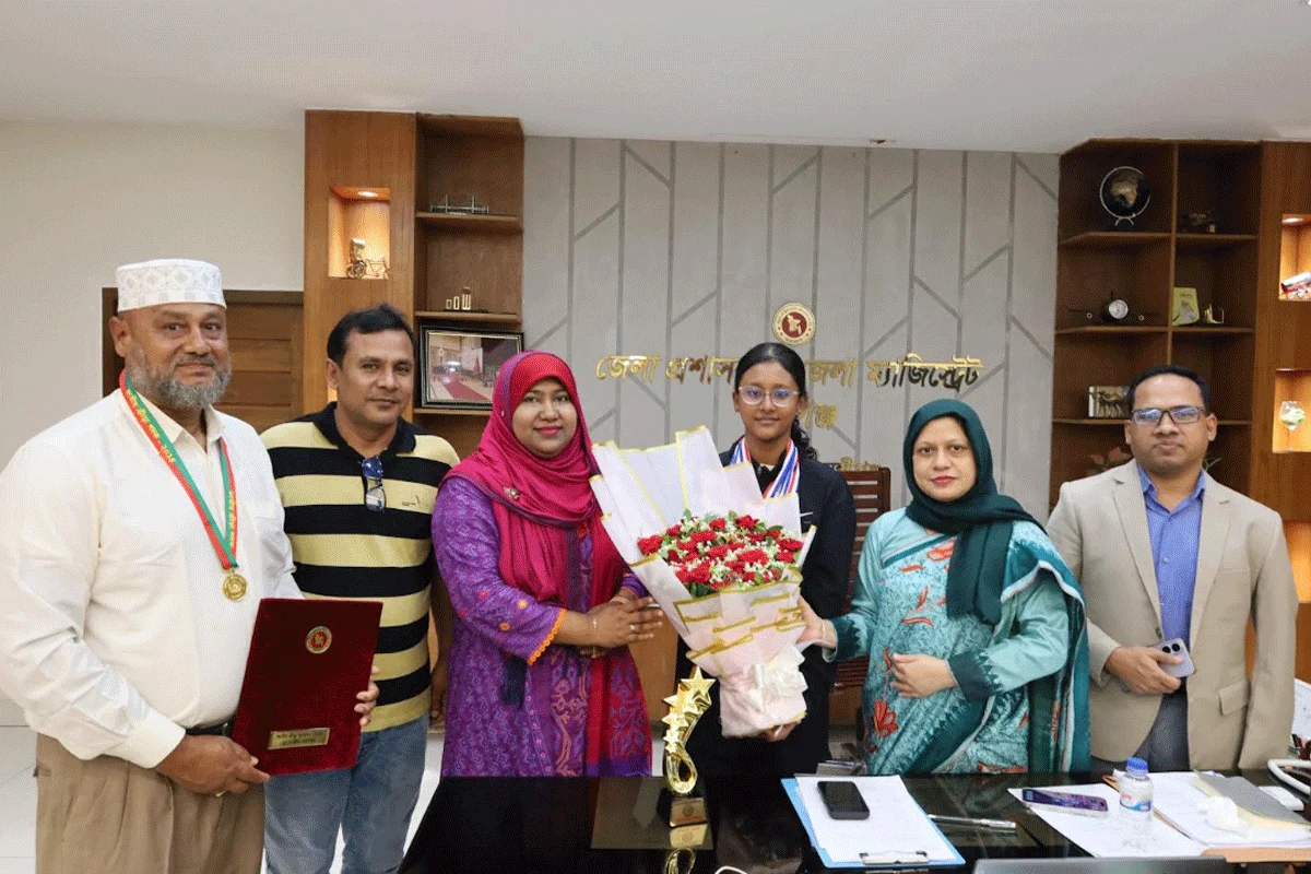 সাঁতারু মাইশাকে মুন্সীগঞ্জ জেলা প্রশাসনের সংবর্ধনা